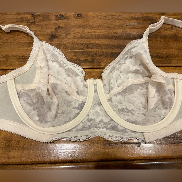 Vintage cream 34C lace bra - Picture 8 of 9